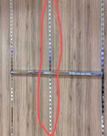 Barra Riel Metálico Ranurado con Fijación a la Pared x 1 Und. Medida: 2.4 metros aprox