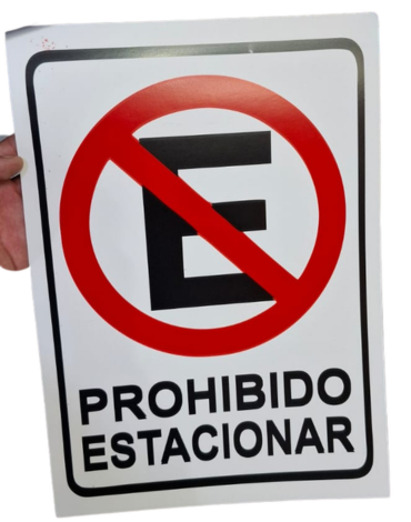 Señalética Prohibido Estacionarse x 24 Unds. Medida: 30 x 25 cm aprox.