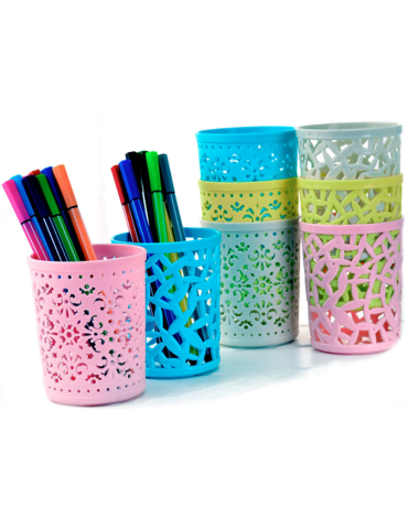 Porta Lápiz Plástico Colores Surtidos x 12 Unds. Medida: 8 x 8 x 9 cm aprox.