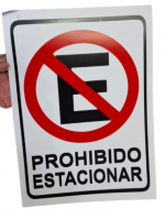 Señalética Prohibido Estacionarse x 24 Unds. Medida: 30 x 25 cm aprox.
