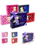 Caja de Regalo con Rosas y Osito Colores Surtidos x 4 Unds. Medida: 5.5 x 19.5 x 14.5 cm aprox.